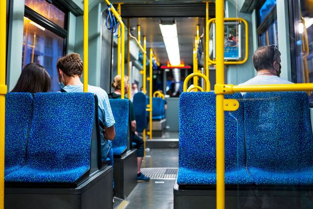 Через великий дефіцит працівників, в Україні жінок навчатимуть професії водія автобуса