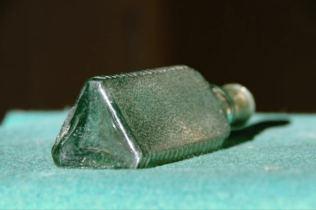 Зачем в СССР делали треугольные стеклянные бутылки: предназначались только для одного продукта