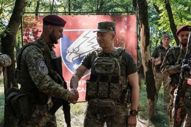 'Надежно держат оборону и решительно бьют агрессора': Сырский посетил боевые бригады в Донецкой области. Фото