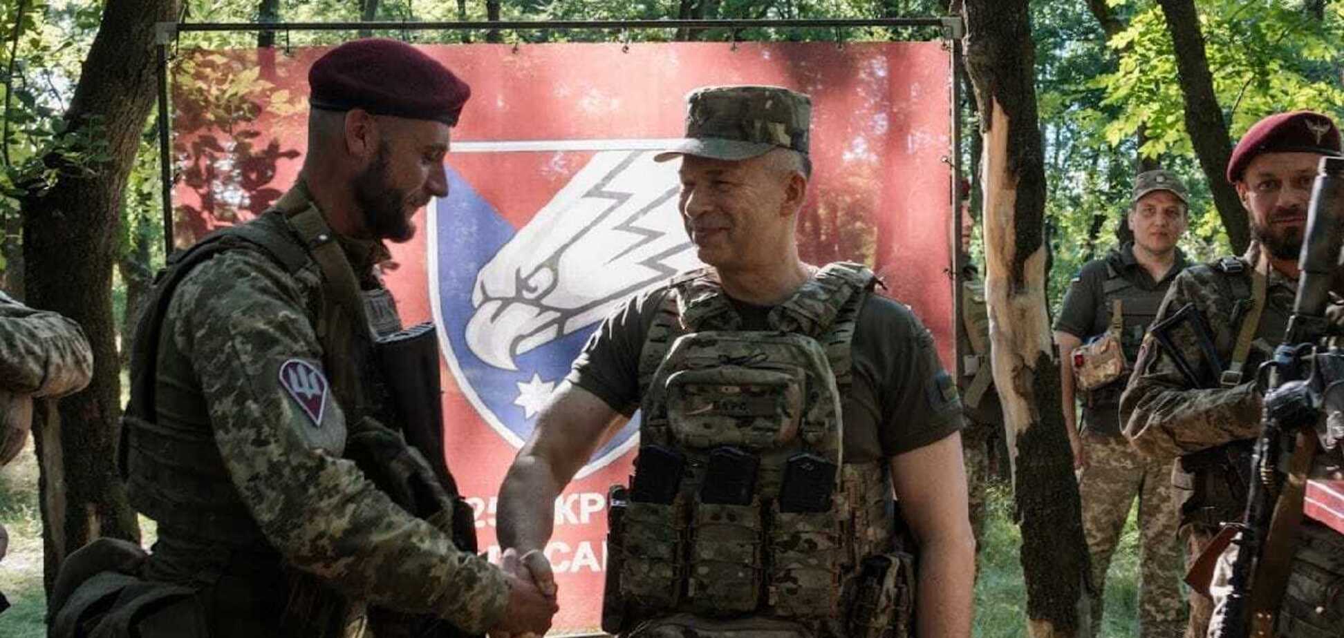 'Надійно тримають оборону та рішуче б’ють агресора': Сирський відвідав бойові бригади на Донеччині. Фото