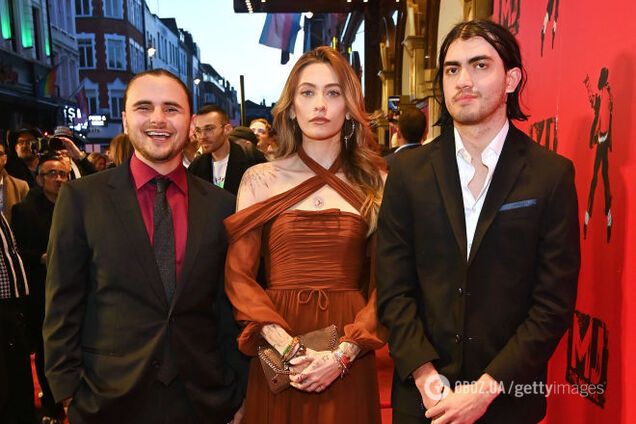 Как выглядят и чем сегодня занимаются дети покойного Майкла Джексона. Фото