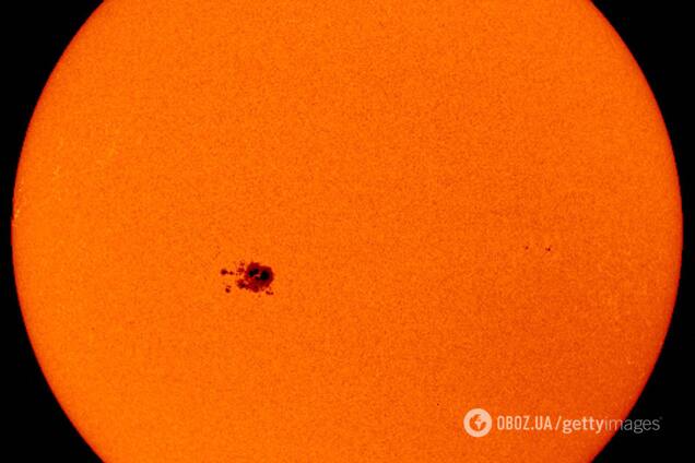 Солнечное пятно в третий раз повернулось в сторону Земли: чем это грозит человечеству