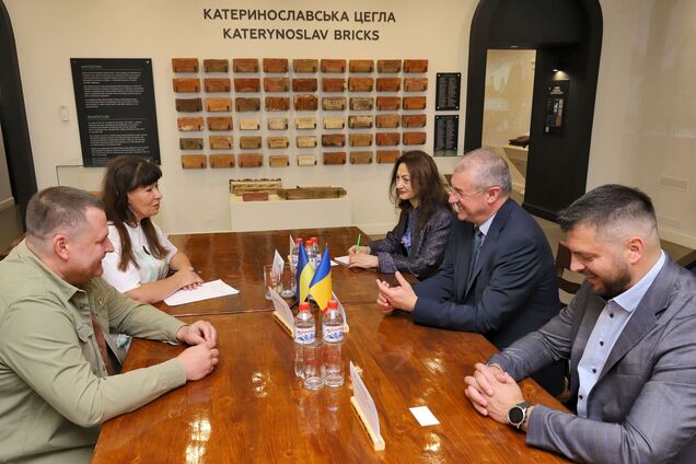 Мэр Днепра Филатов обсудил с послом Румынии проекты для энергетики и углубления межмуниципального партнерства