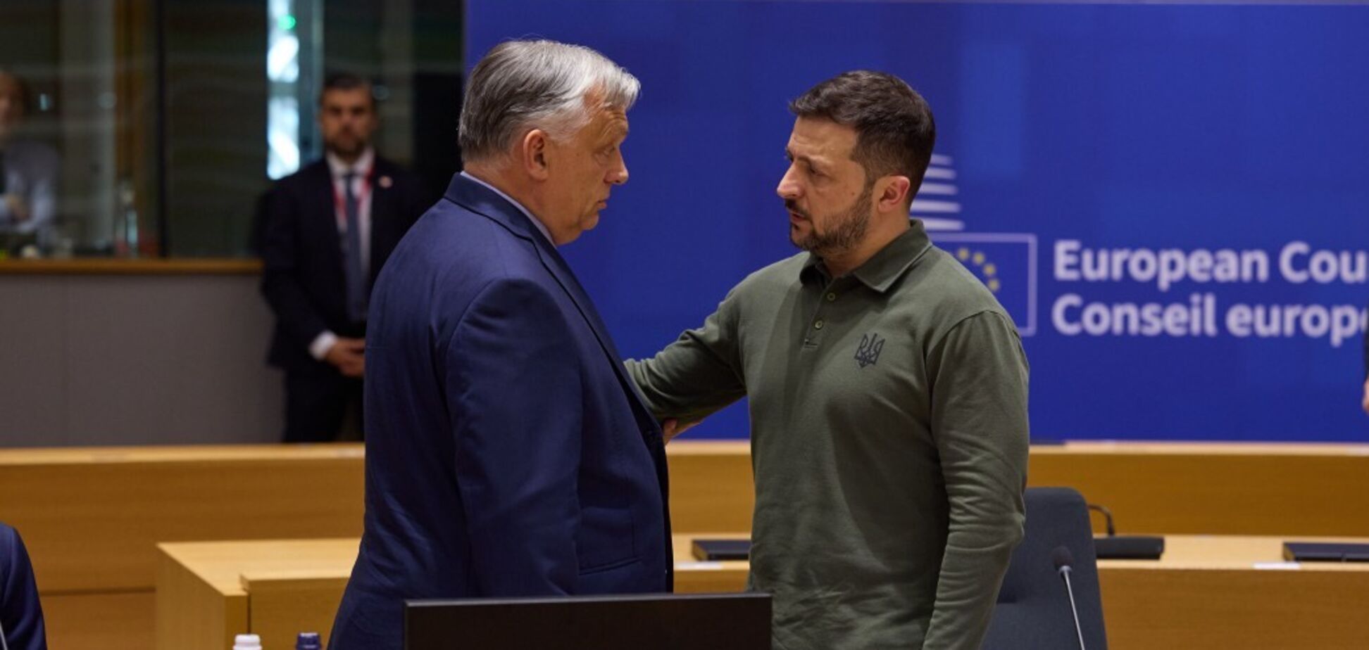 Зеленский и Орбан провели оживленный разговор на саммите в Брюсселе: появилось видео