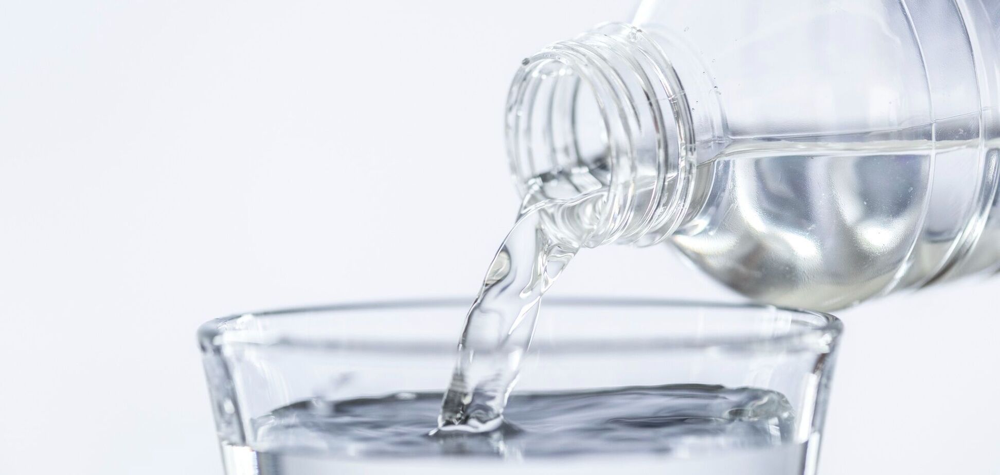 В Україні дистильована вода продається в найбільших торгових мережах, онлайн-магазинах та аптеках.