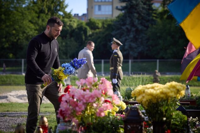 'Пам’ятаємо, якою є ціна свободи': Зеленський на Марсовому полі у Львові вшанував пам’ять захисників України. Відео