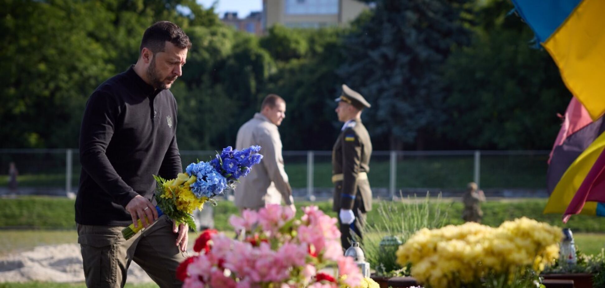 'Пам’ятаємо, якою є ціна свободи': Зеленський на Марсовому полі у Львові вшанував пам’ять захисників України. Відео