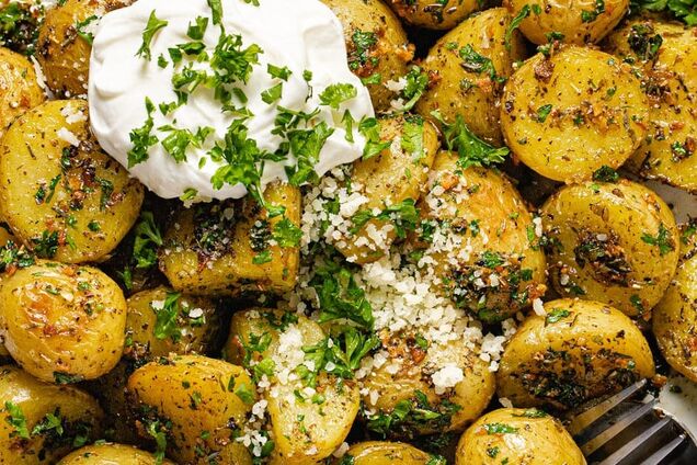 Самый вкусный молодой картофель со сметаной и чесноком: приготовьте на обед к котлетам и отбивным