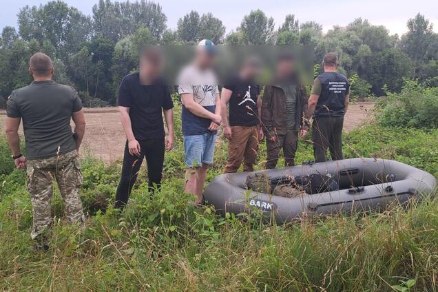 Уклонисты на лодке хотели переплыть реку