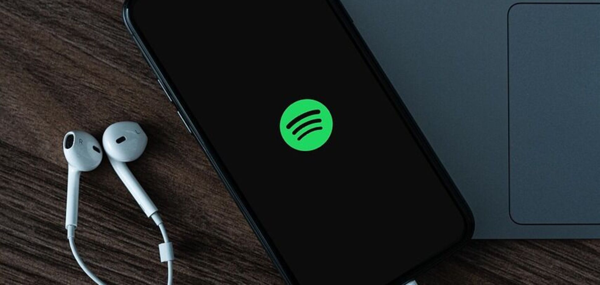 Со Spotify исчезли песни двух преданных Путину артистов: аккаунты известных российских рэперов взломали