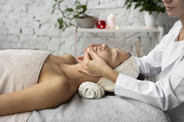 Дерматолог розвінчала міфи про догляд за шкірою: від масажу проти зморшок до зменшення пор