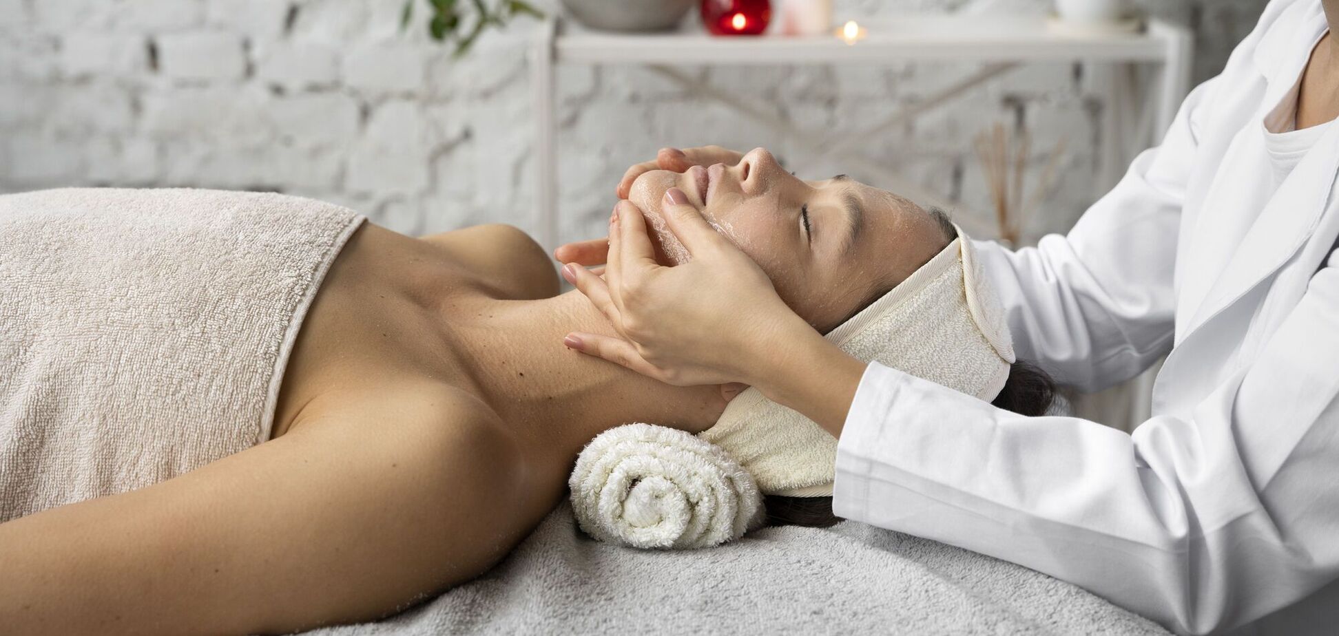 Дерматолог розвінчала міфи про догляд за шкірою: від масажу проти зморшок до зменшення пор