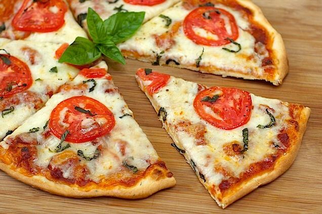На чем приготовить идеальное тесто для домашней пиццы: не липнет в руки и хорошо раскатывается