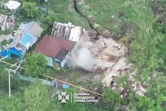 Работают дроны: пограничники показали, как уничтожают оккупантов на Волчанском направлении. Видео