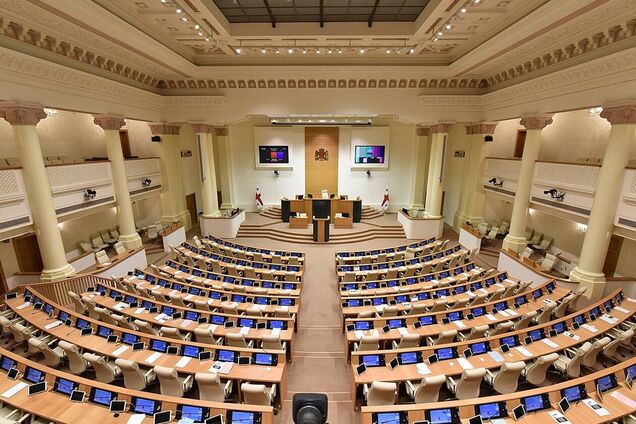 За прикладом РФ: у Грузії парламент у першому читанні ухвалив законопроєкти проти ЛГБТ
