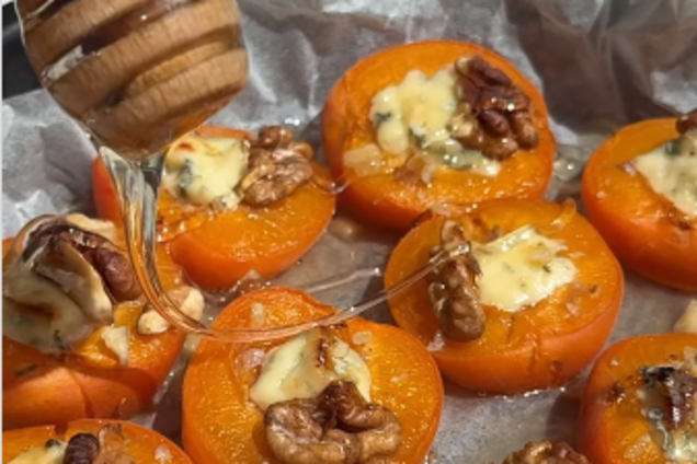 Абрикосы с орехами, медом и сыром'Дор блю': готовим идеальную летнюю закуску
