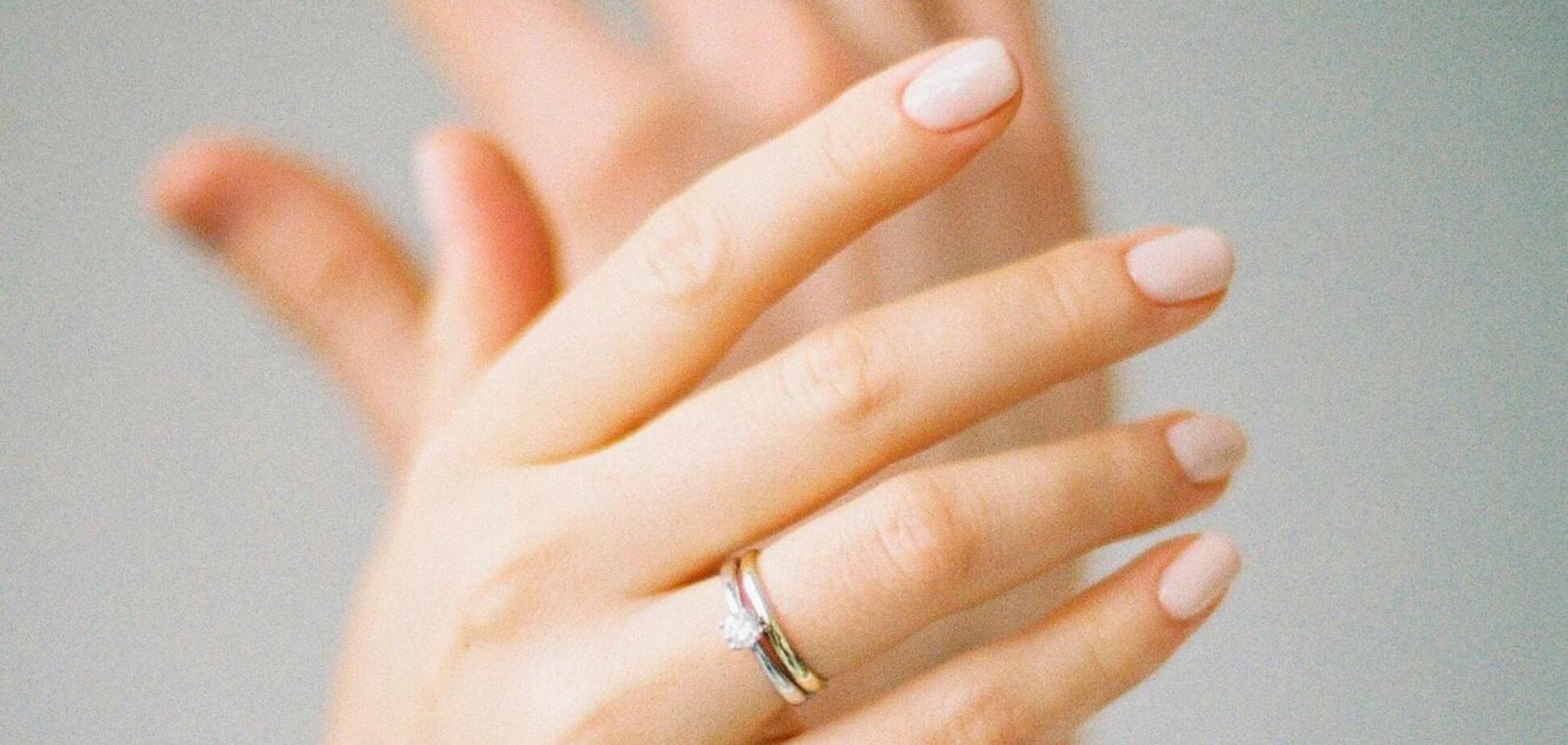 Ногти 'Забавный зайчик' неожиданно стали трендом лета 2024 года: что это за маникюр и в чем его преимущество. Фото