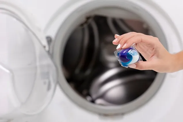 Как сделать, чтобы машинка лучше стирала вещи: трюк с капсулой