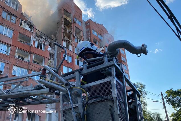 Українські рятувальники на місці російського обстрілу