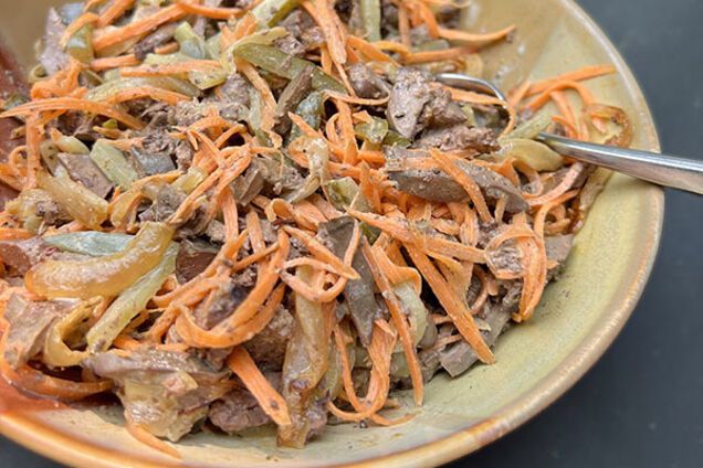 Ситний майонезний салат з курячою печінкою: м'ясо гірчити не буде