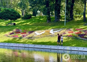 У Києві комунальники створили новий квітник.