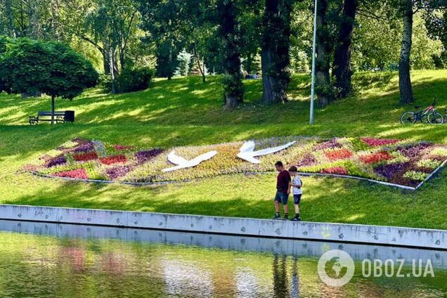 В Киеве коммунальщики создали новый цветник.