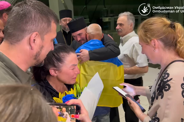 'Невозможно сдержать слез': сеть взбудоражил звонок освобожденной из плена украинки дочери. Видео