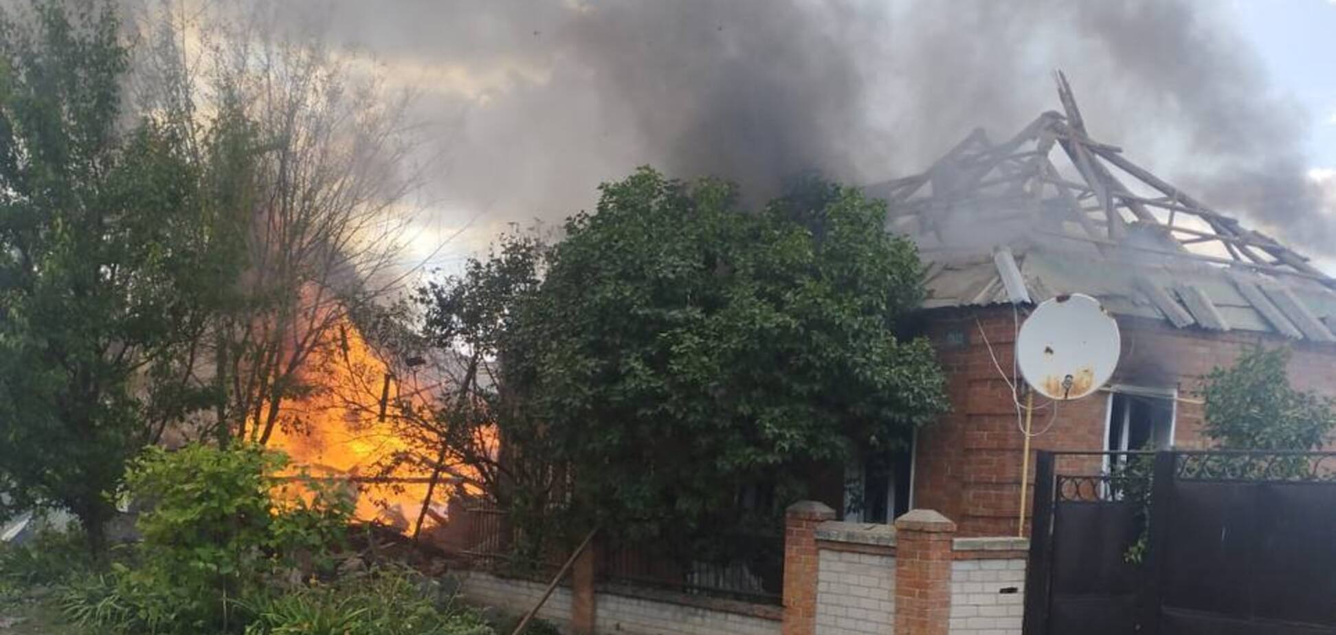 Оккупанты ударили по кладбищу на Харьковщине кассетными боеприпасами: пострадала женщина