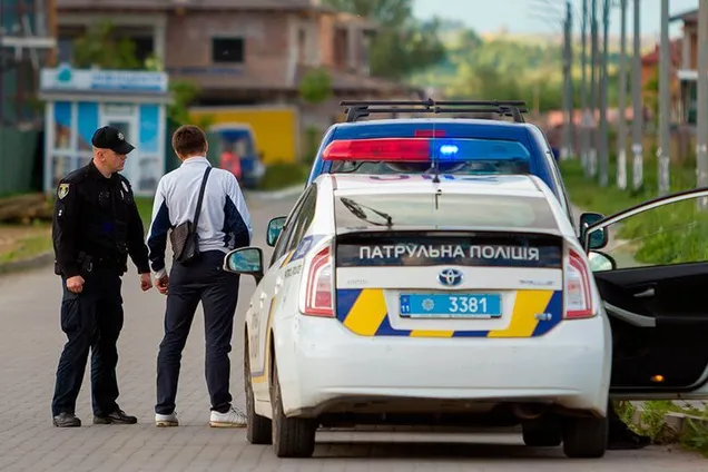 Полицейские остановили автомобиль. Иллюстративное фото