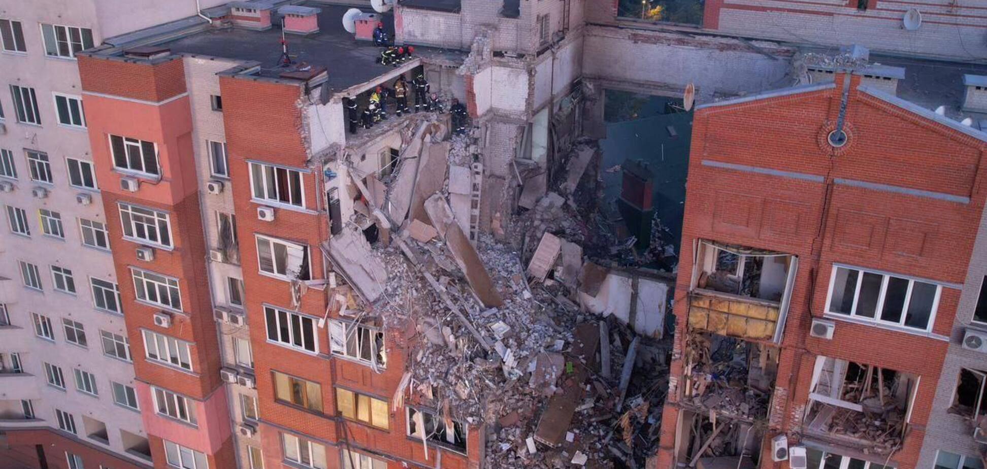 В Днепре спасатели всю ночь разбирали завалы многоэтажки после удара РФ: пропавшими считают несколько человек. Фото