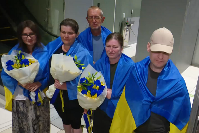 'Дома': Зеленский показал трогательные кадры с украинцами, которых удалось вернуть из плена РФ. Видео