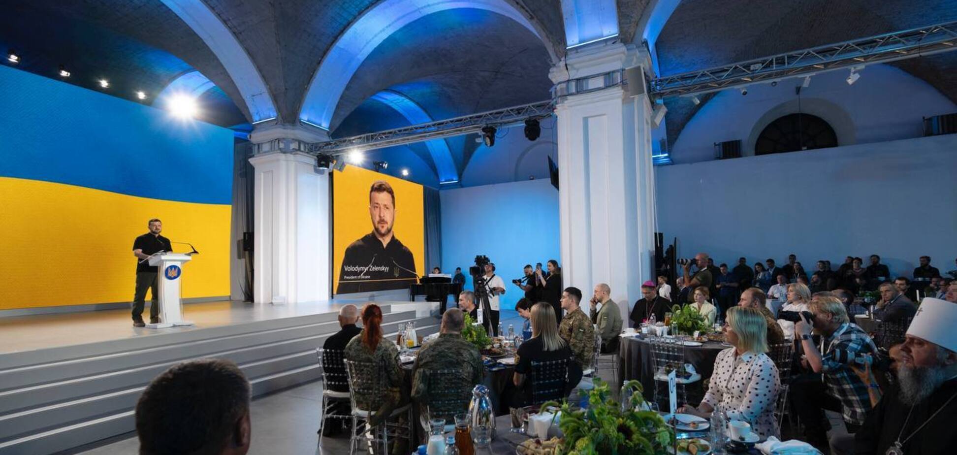 'Мы можем вернуть мир Украине': Зеленский обратился к участникам Национального молитвенного завтрака. Фото и видео
