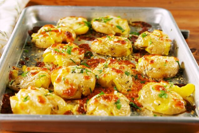 Як смачно запекти молоду картоплю в духовці: золотиста і з хрусткою скоринкою