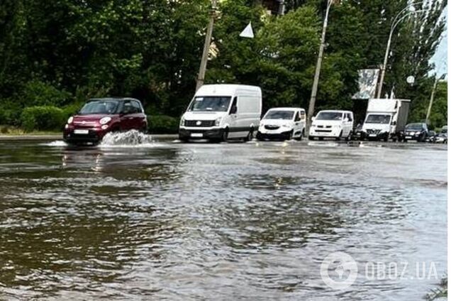 В Киеве прорвало трубу на улице Пражской