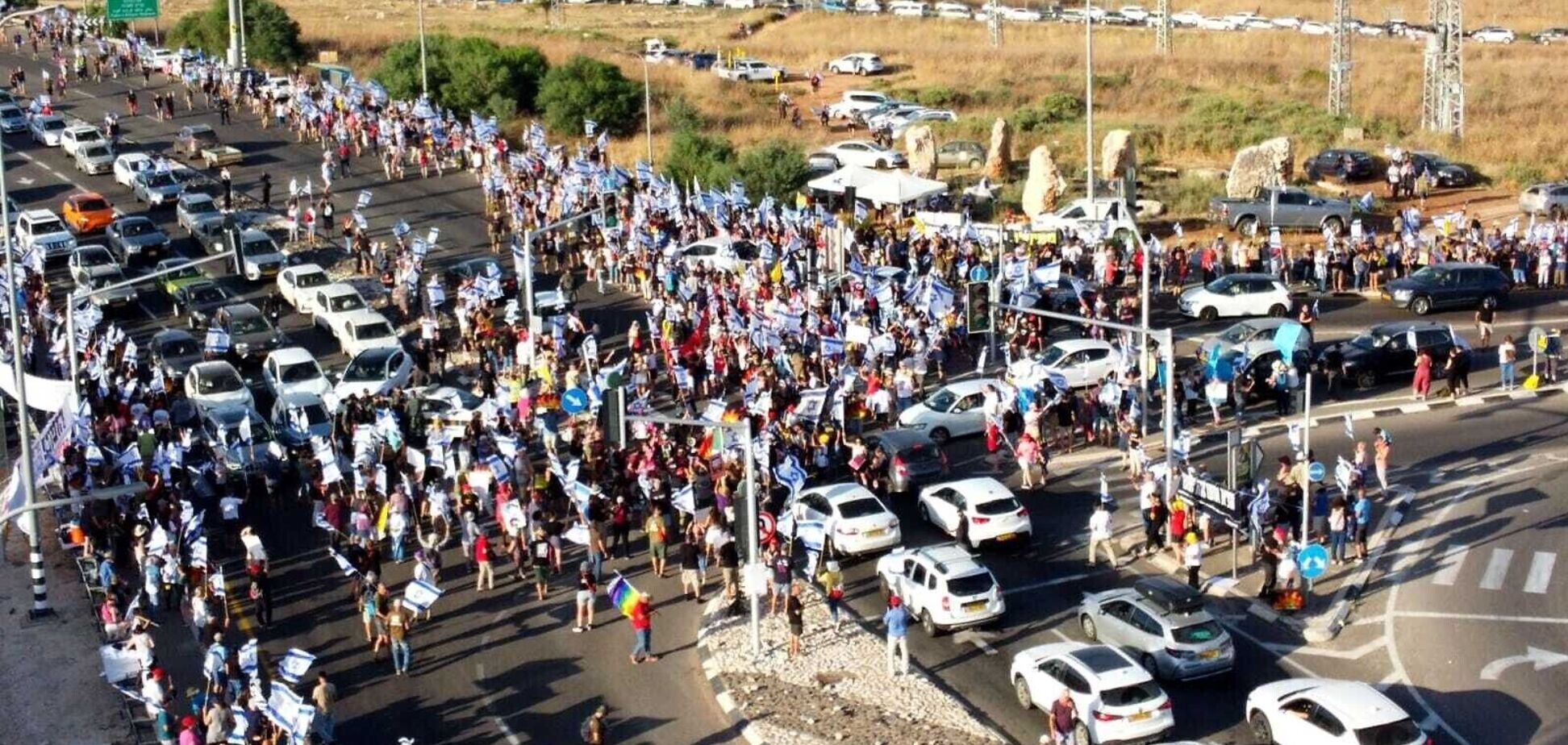 В Израиле проходят антиправительственные протесты: митингующие блокируют автотрассы. Фото