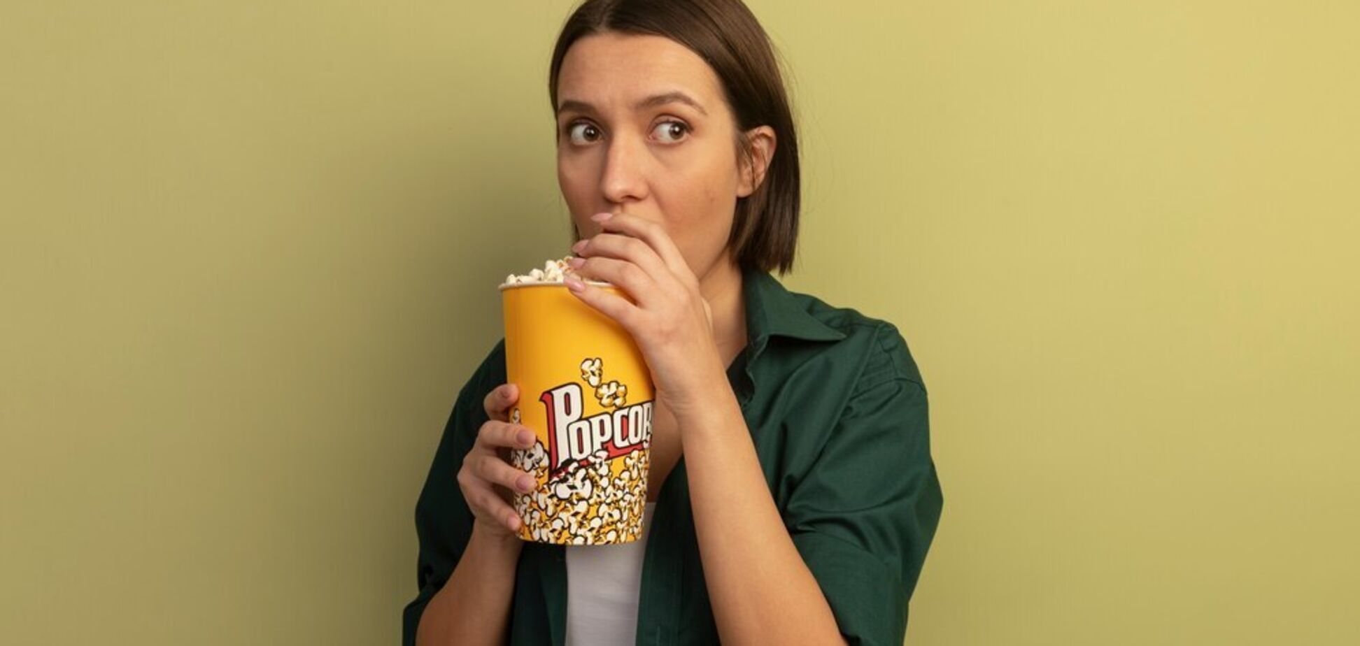 Батончики, чипси та попкорн: як шкідливі перекуси руйнують наш організм