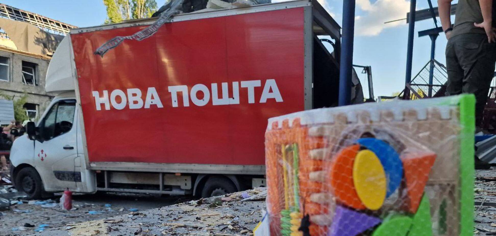 Росіяни обстріляли Харків: влучили у відділення 'Нової пошти', є загиблий, серед поранених – немовля. Фото і відео