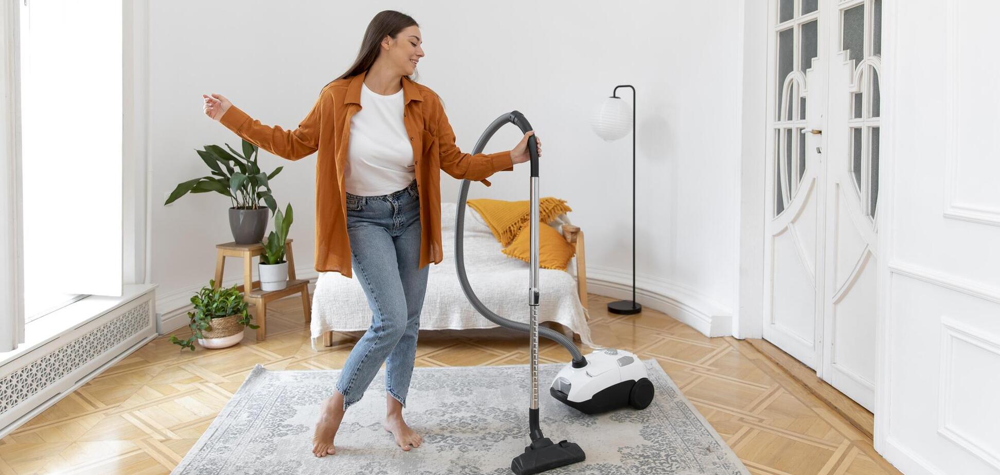 Есть ли в украинском языке слово 'пилосос' и как перевести правильно 'пылесосить'