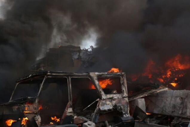 Окупанти атакували Дніпро ракетами, через падіння уламків спалахнула пожежа: серед поранених – немовля. Фото і відео