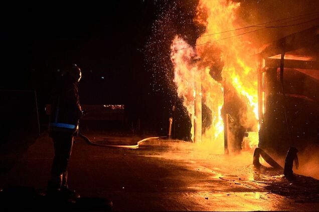 У Києві спалахнула сильна пожежа: стовп диму було видно на всю Троєщину. Фото і відео