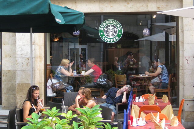 Starbucks обязали выплатить 50 миллионов долларов водителю, обжегшемуся горячим напитком