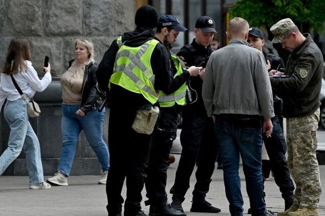 У Херсоні жінка вкусила за руку поліцейського, 'рятуючи' сина від перевірки документів. Фото 