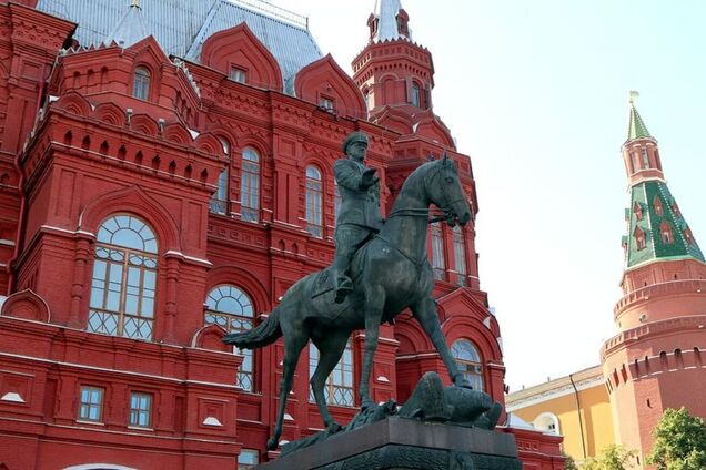Написали слово з трьох літер навпроти Кремля: активісти привернули увагу до пам'ятника Жукову у Москві. Відео
