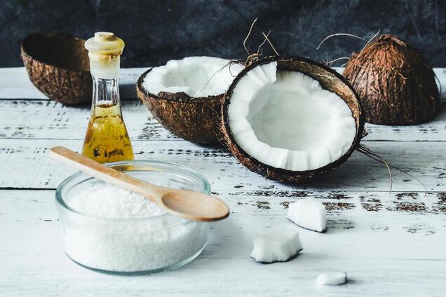 Допомагає схуднути та зменшує стрес: чому варто додати кокосову олію до свого раціону
