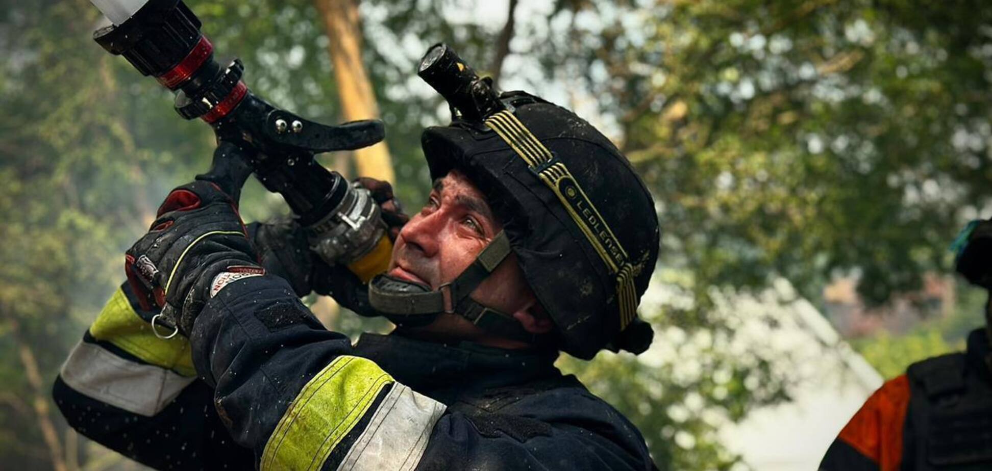 Россияне снова обстреляли Херсон: разрушены магазин и жилые дома. Фото и видео