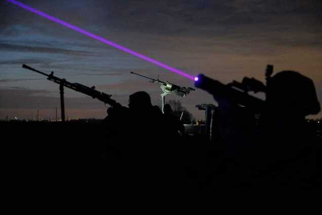 Враг продолжает атаковать по нескольким направлениям, украинские защитники держат оборону – Генштаб