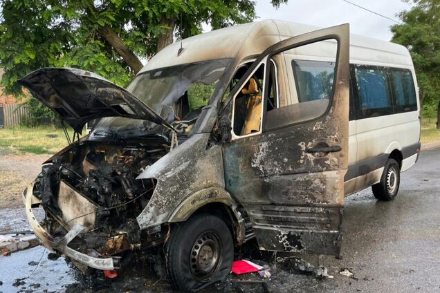 Окупанти вдарили дроном по маршрутці в Нікополі, вона спалахнула: є постраждалі. Фото і відео