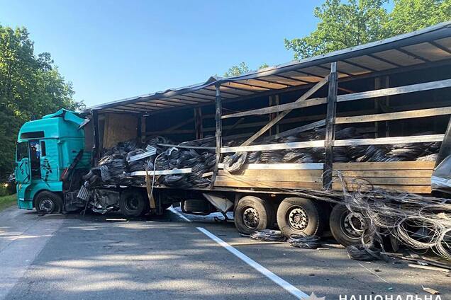 На Житомирщині зіткнулися дві вантажівки, один із водіїв загинув. Фото