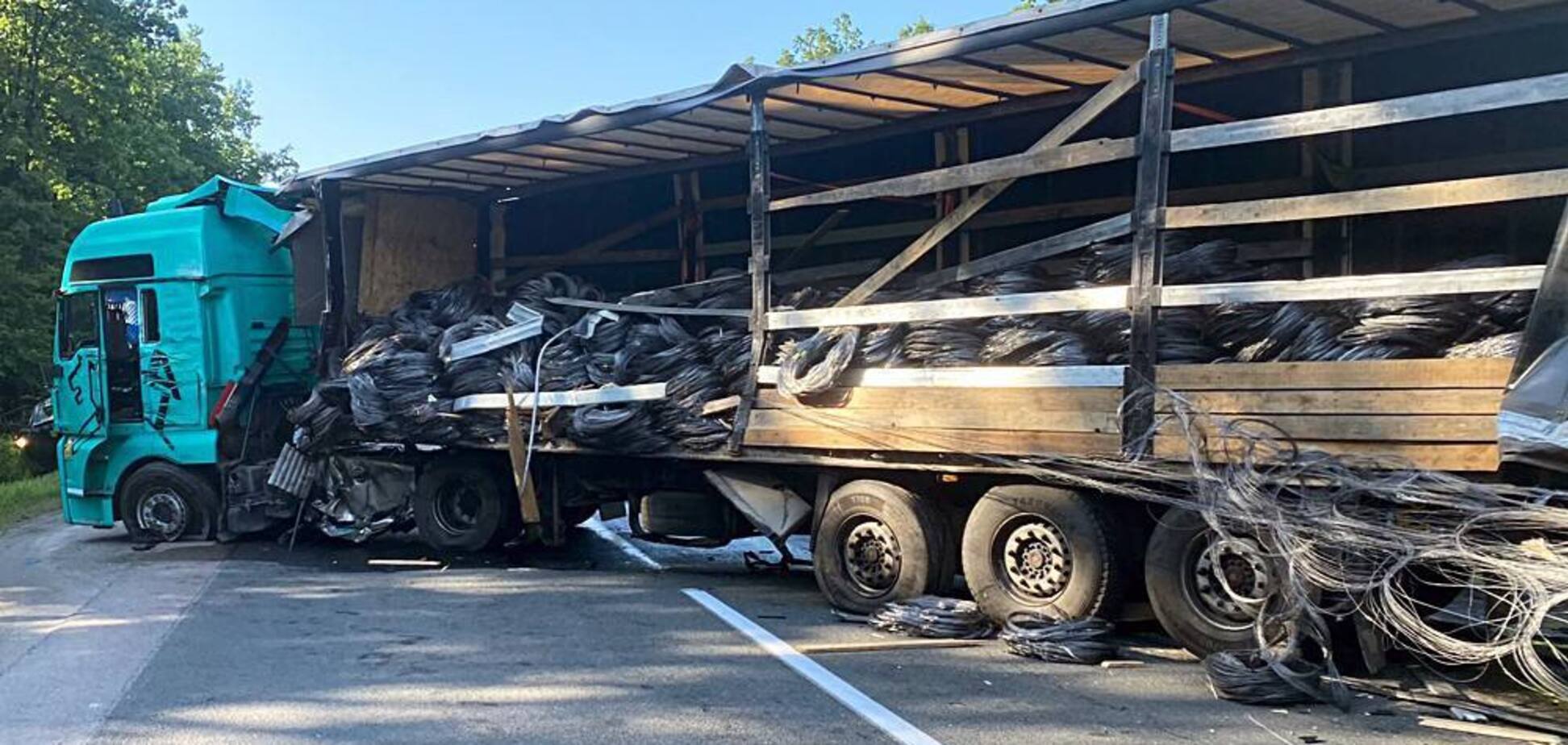 На Житомирщині зіткнулися дві вантажівки, один із водіїв загинув. Фото