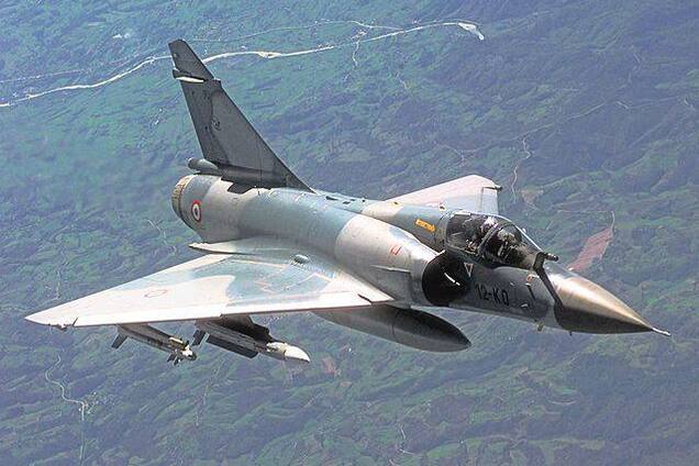 Франція передасть Україні бойові літаки Mirage 2000 і підготує пілотів: Макрон назвав терміни